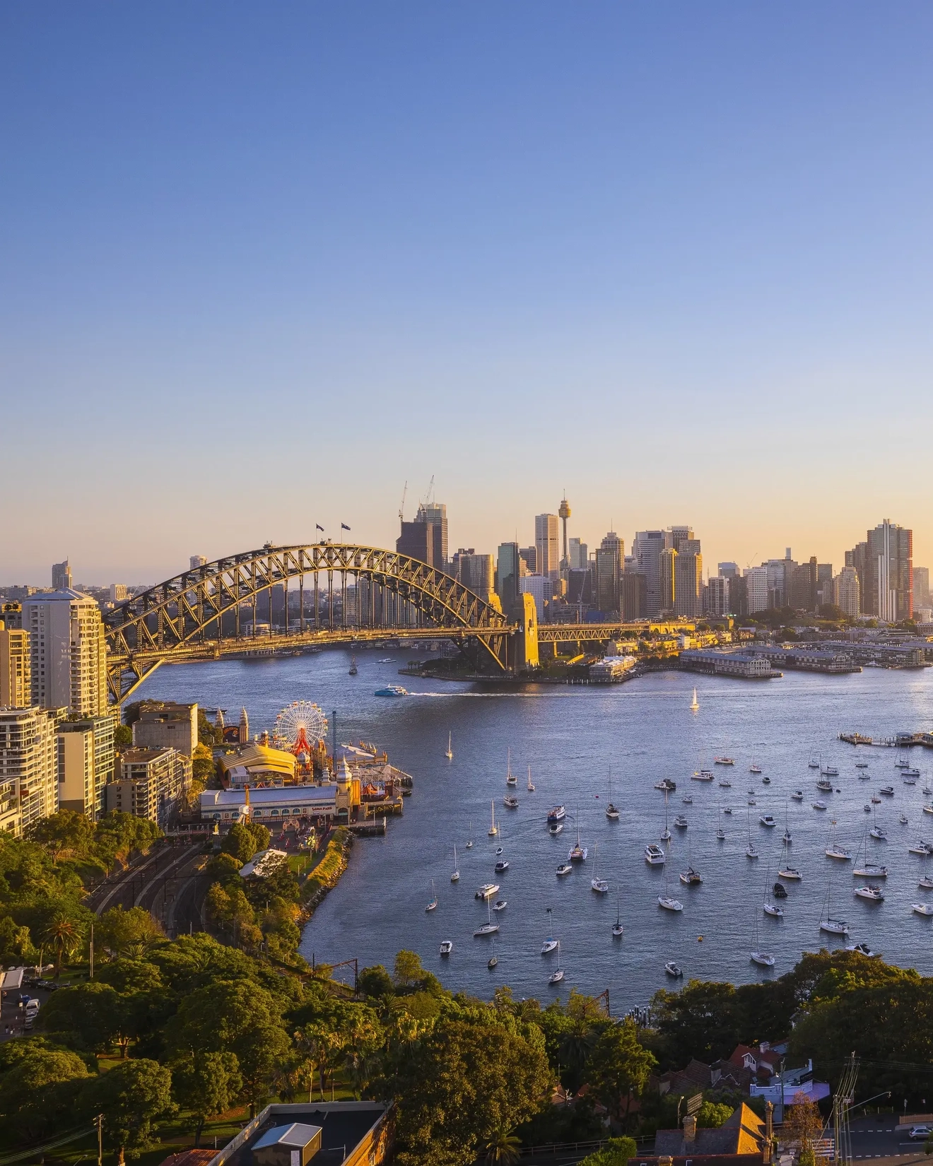 日落时分，从北悉尼港景酒店俯瞰悉尼港的美景。图片来源：Destination NSW
