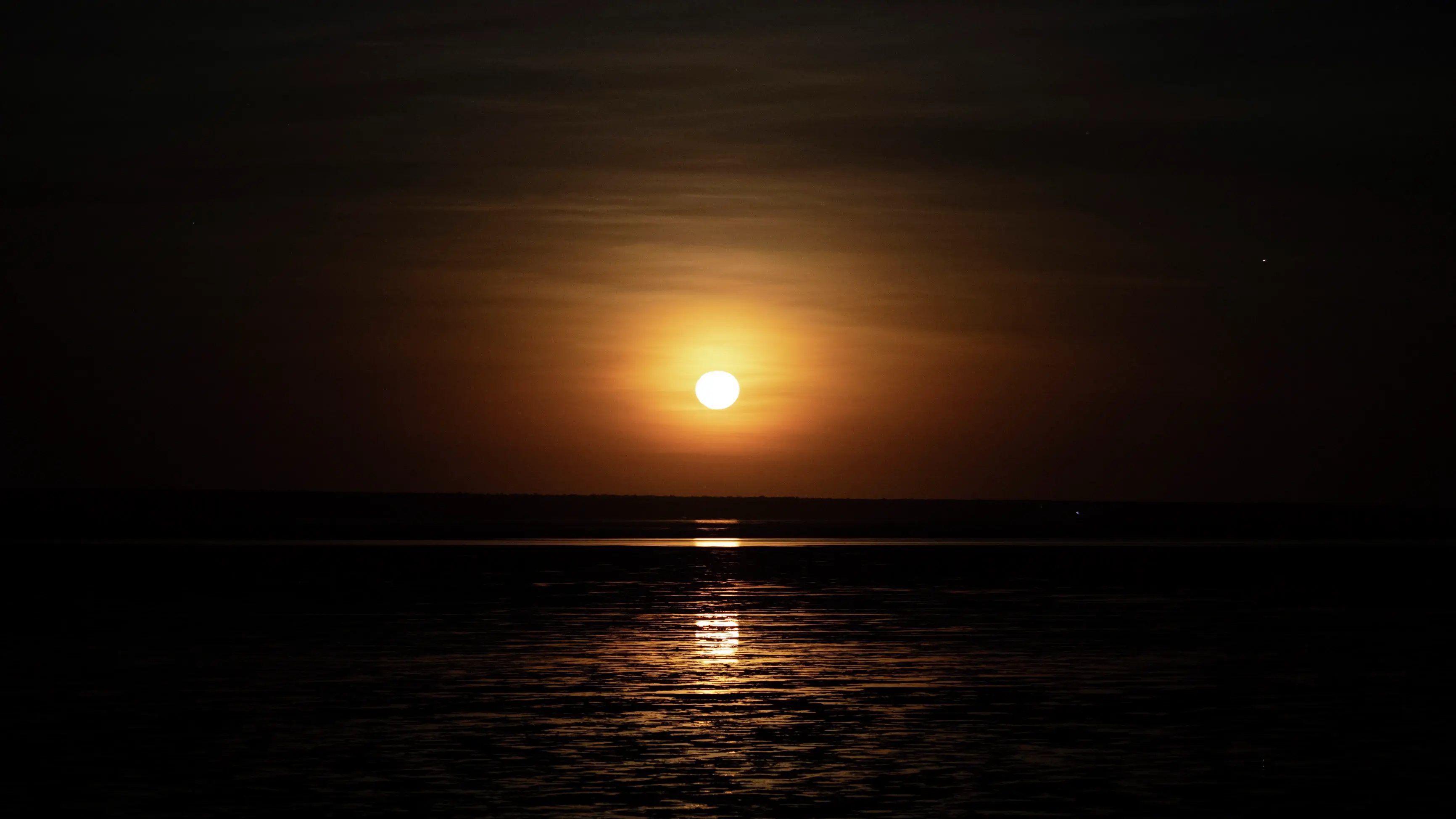 The Stairway to the Moon shining down on Roebuck Bay, Broome. Image credit: Tourism Western Australia