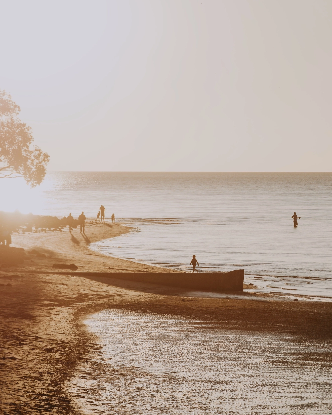 People fishing at sunset, the Esplanade, Hervey Bay. Image credit: Tourism and Events Queensland
