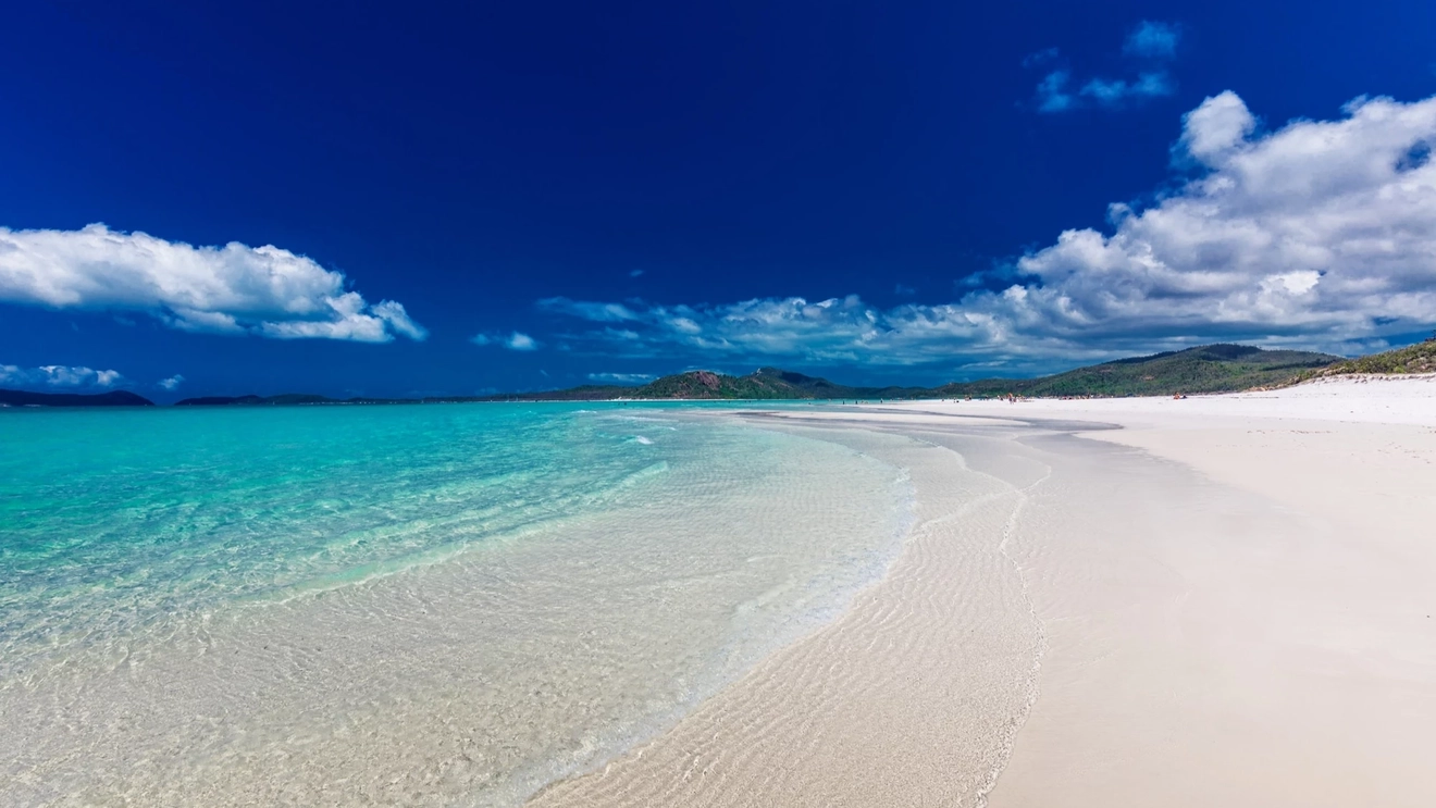 White sand beach and turquoise water of Whitehaven Beach on Whitsunday Island.