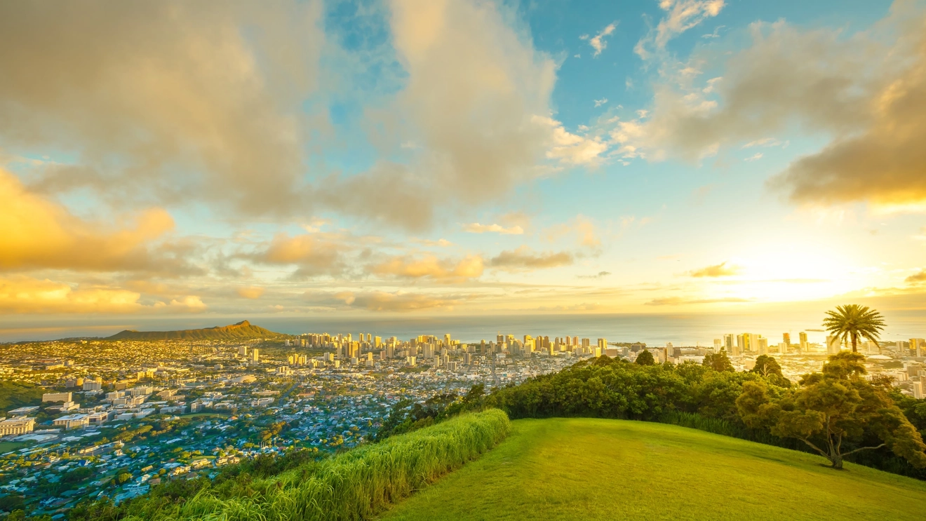 Sunset views over the Honolulu skyline from Tantalus Lookout in Pu’u ‘Ualaka’a State Wayside Park.