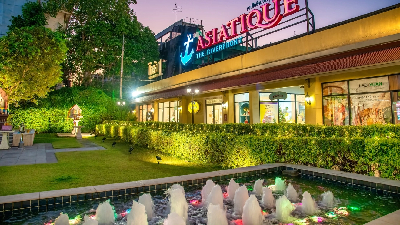 Bangkok’s Asiatique market at twilight. Image credit: jovannig – adobe.com