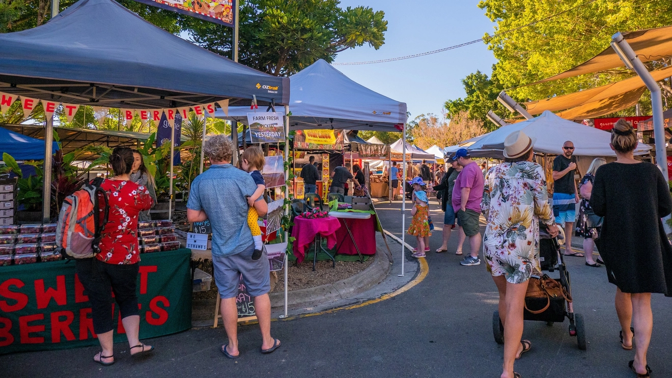 People and stalls at Eumundi Markets, Sunshine Coast. Image credit: Tourism and Events Queensland