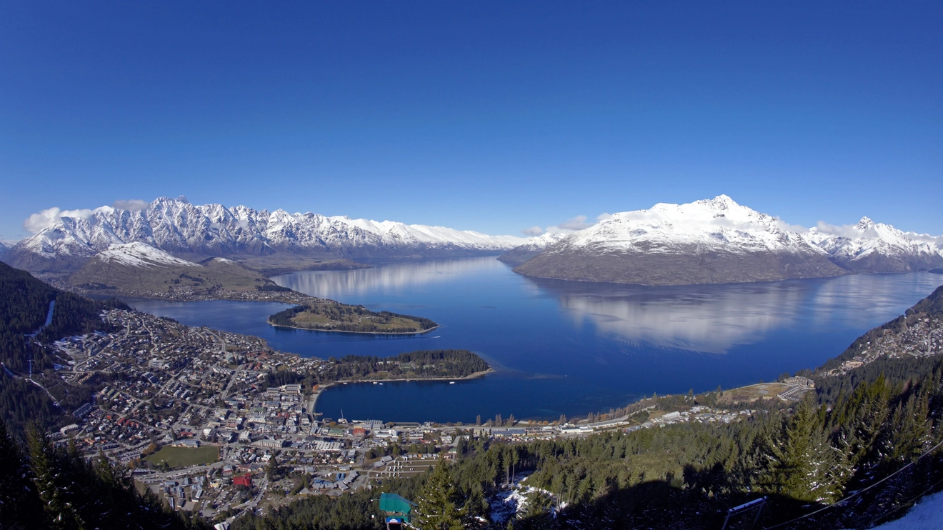 A panoramic view of Queenstown, the bay and snow-capped mountains, from Bob’s Peak. Image credit: Destination Queenstown
