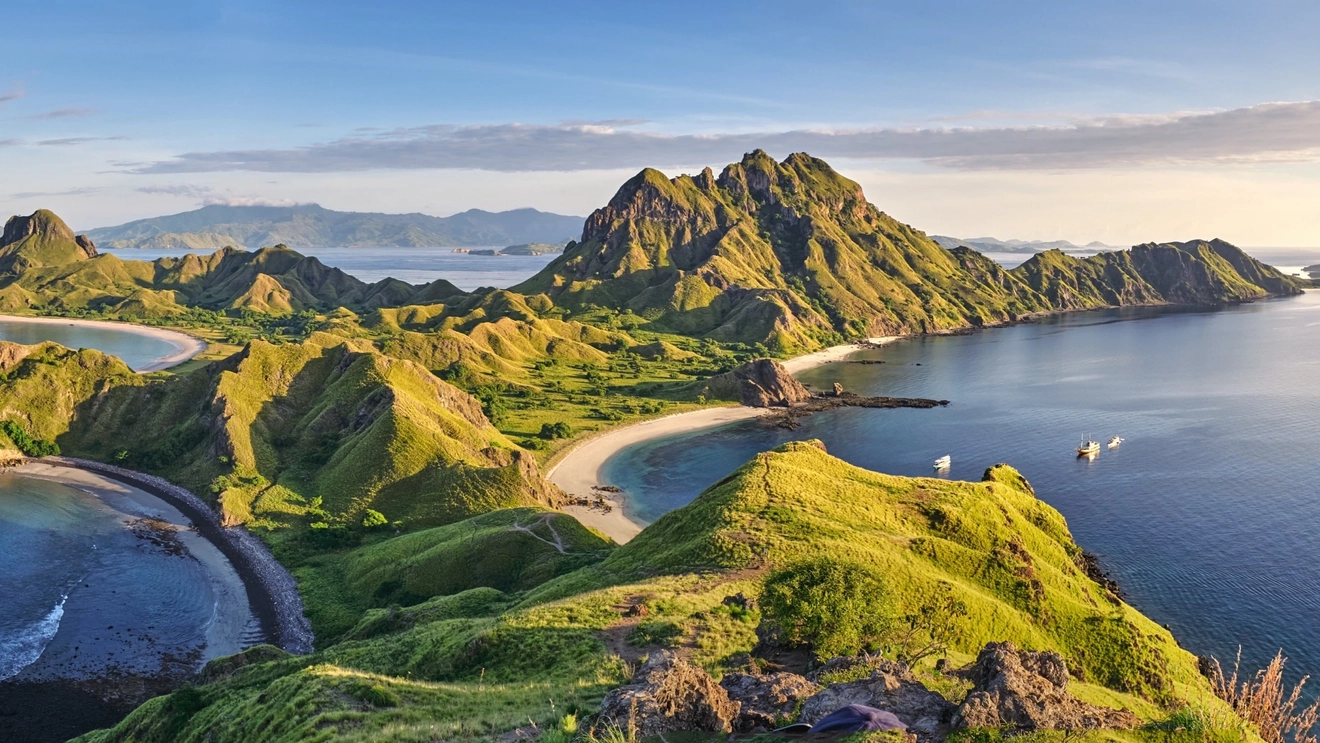 从拉布安巴霍科莫多国家公园帕达岛的山顶俯瞰大海全景。图片来源：stock.adobe.com