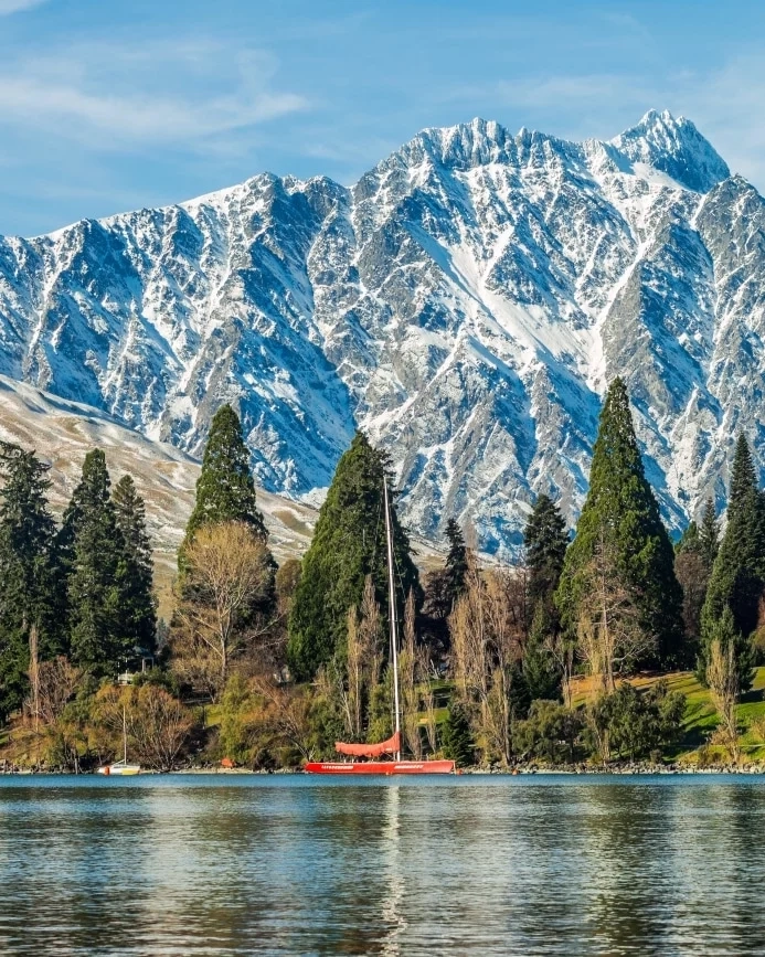 Panoramic view of Queenstown, New Zealand, with Lake Wakatipu in the foreground and snow-covered mountains in the background. Image credit: stock.adobe.com