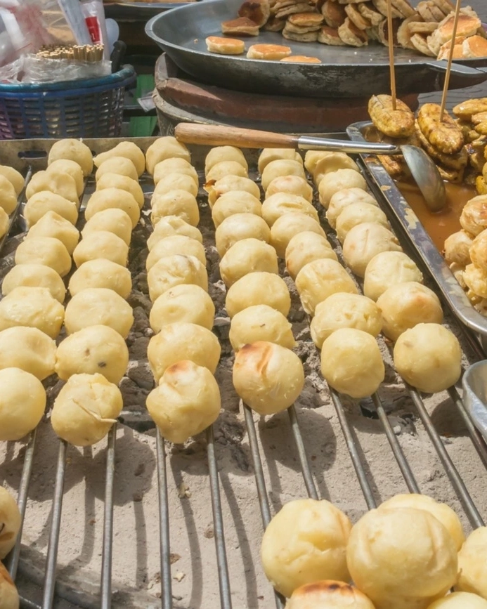 A tray of grilled roasted mash cassava in banana syrup