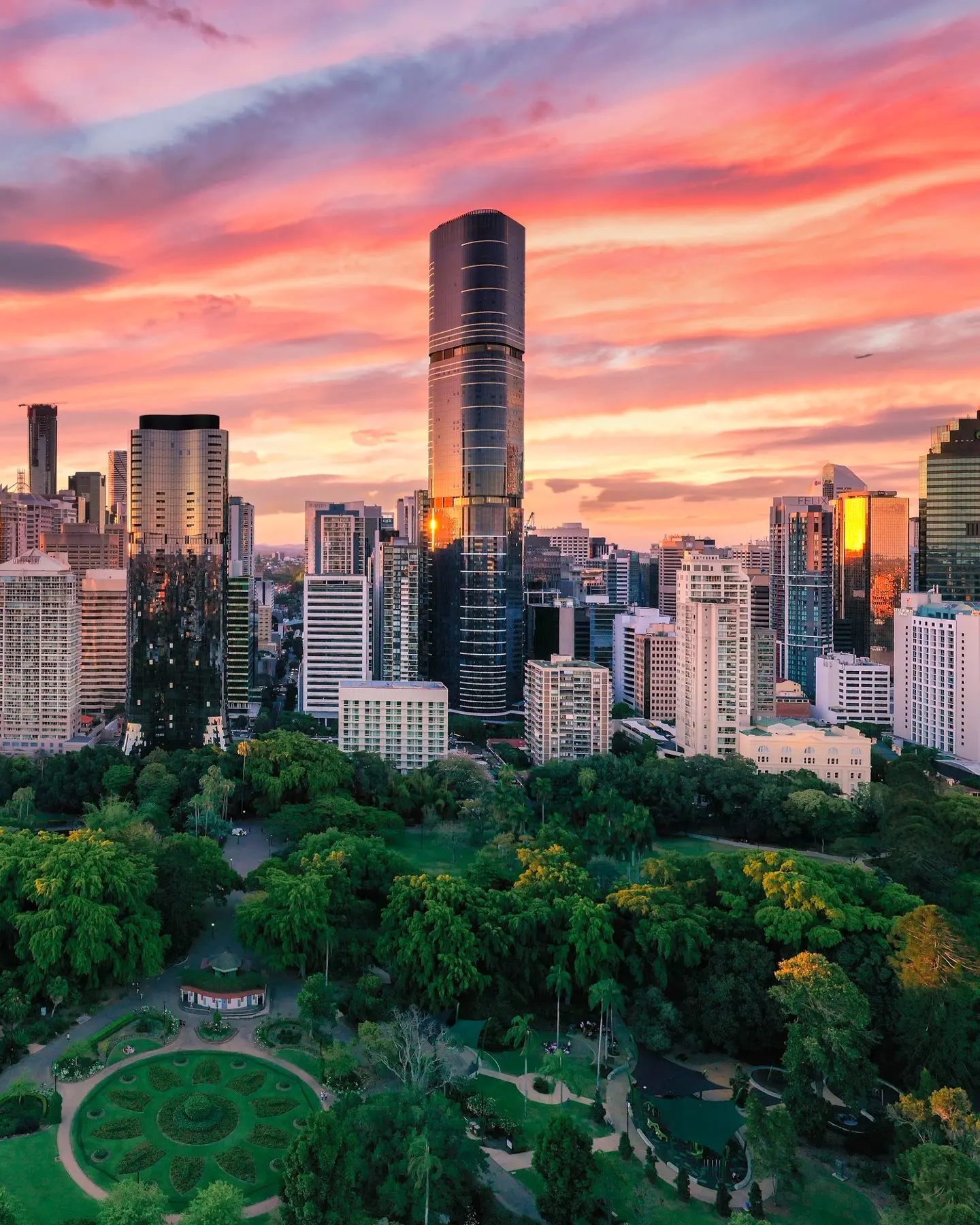 Aerial view of Botanic Gardens, Brisbane River and Brisbane CBD skyline at sunset. Image credit: Tourism and Events Queensland