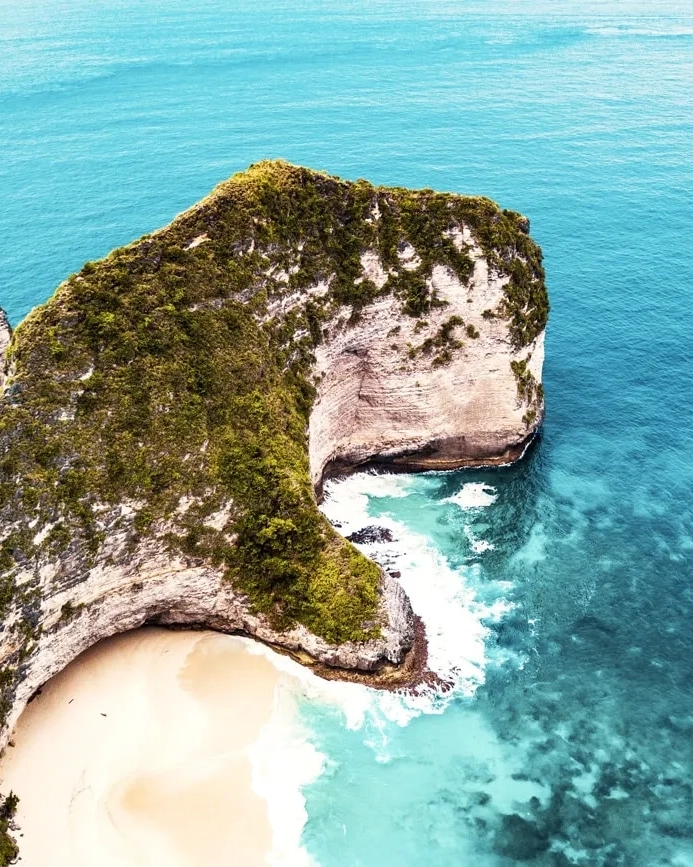 A headland in Nusa Penida jutting out into the ocean.