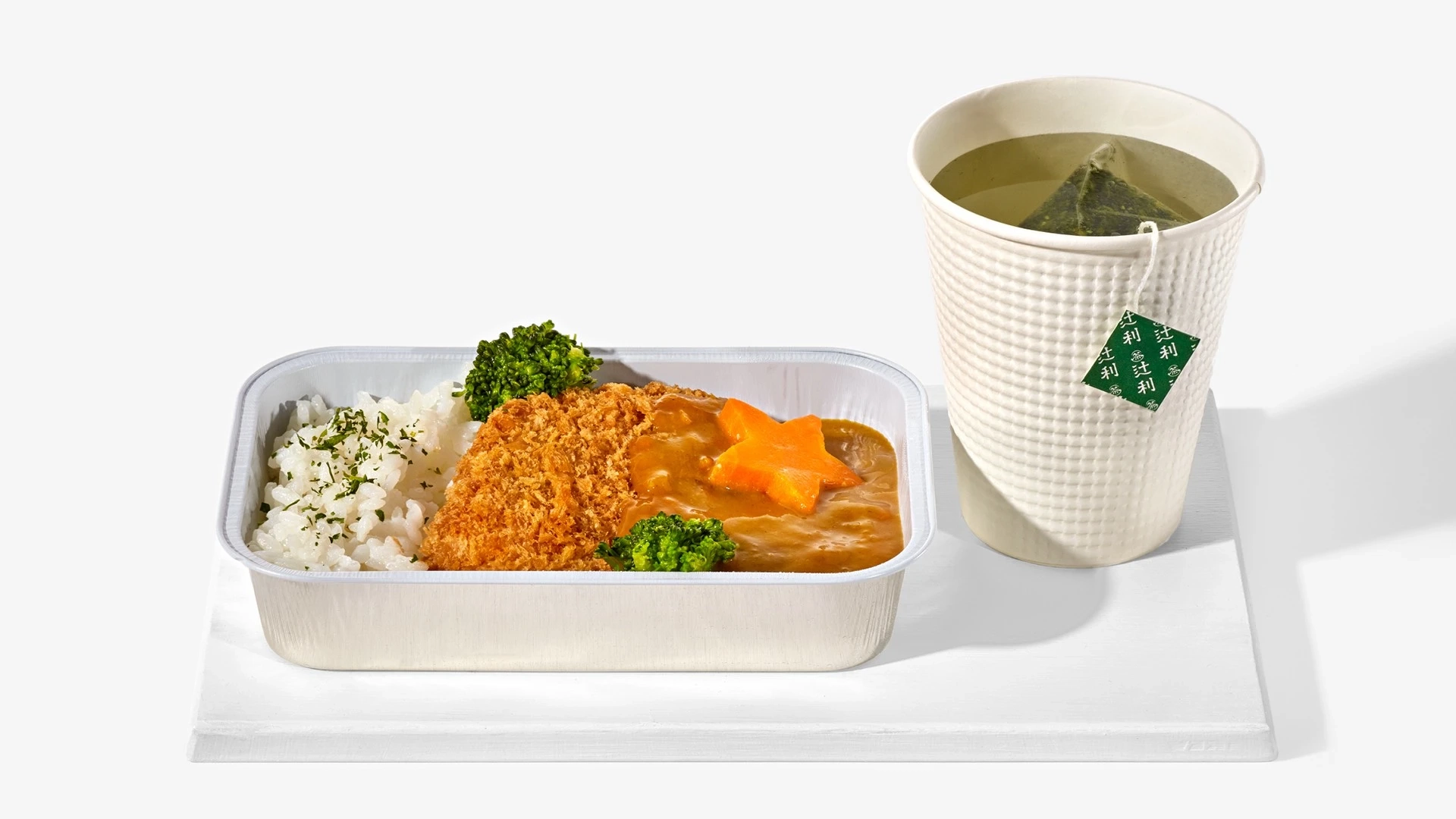 A meal from Jetstar Japan's in-flight menu: Japanese curry and a cup of green tea.&nbsp;