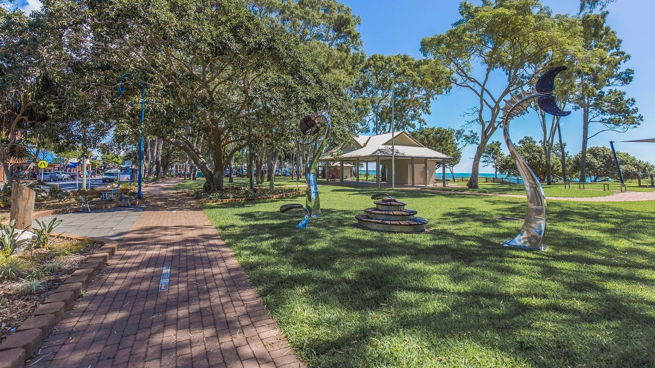 The Hervey Bay Esplanade walkway passes along a green leafy park in Torquay. Image credit: Shutterstock