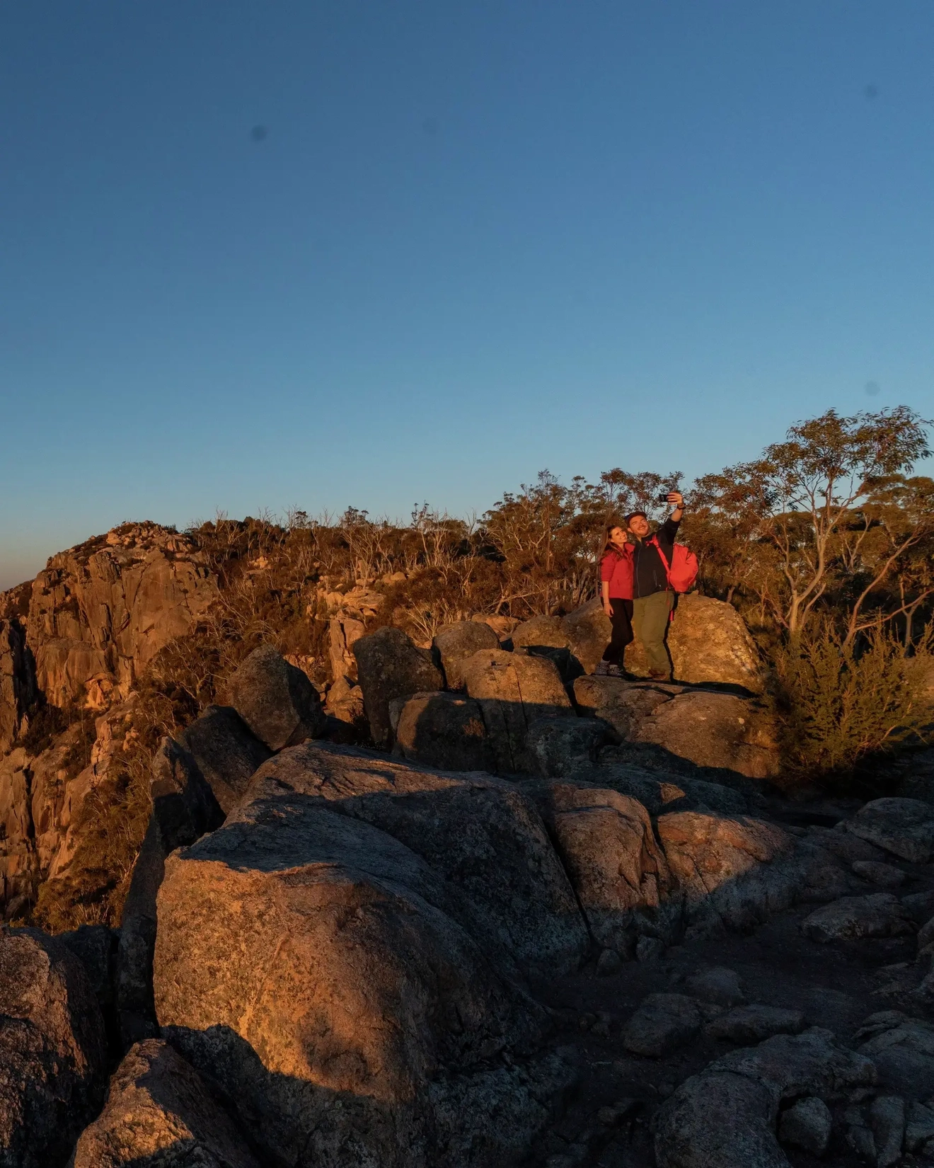 兩位行山者在澳洲首都地區納瑪吉國家公園 (Namadji National Park) 布龍巴岩石 (Booroomba Rocks) 上自拍。圖像來源：澳洲旅遊局